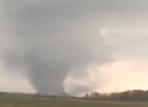 Impactante tornado en una zona rural del sur de Santa Fe: emitieron un alerta por tormentas y granizo en toda la región