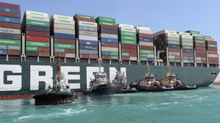 La ardua tarea para desbloquear el canal de Suez