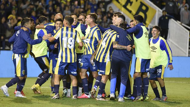Los futbolistas canallas celebras tras el triunfo ajustado pero justo logrado ante Independiente.