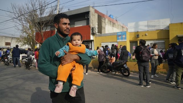 Las organizaciones sociales que integran la Unión de Trabajadores de la Economía Popular (Utep) se movilizaron a las puertas de los tres centros que la Fundación Conin Camino en Rosario.