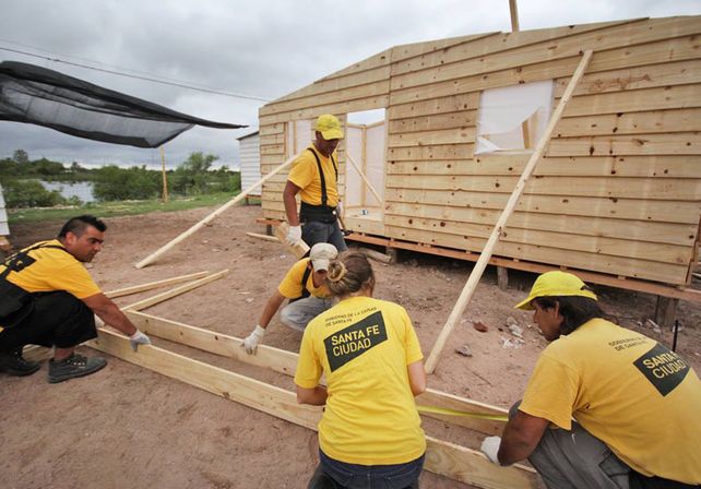 Sin parar. Así es el trabajo que hacen para levantar los módulos. Gentileza/Municipalidad de Santa Fe