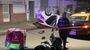 El Chevrolet Onix que conducía Jonathan Almirón volcó tras chocar contra un taxi. El joven murió en el lugar tras ser baleado.&nbsp; &nbsp;