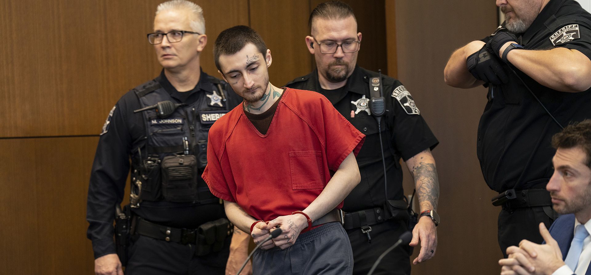 Robert E. Crimo, III aparece en una reunión de gestión de caso ante la jueza Victoria A. Rossetti en el juzgado del condado de Lake el jueves 22 de febrero de 2024 en Waukegan, Illinois. Crimo está acusado de matar a siete personas en un desfile del 4 de julio. (E. Jason Wambsgans/Chicago Tribune vía AP, Pool) Robert E. Crimo, III aparece en una reunión de gestión de caso ante la jueza Victoria A. Rossetti en el juzgado del condado de Lake el jueves 22 de febrero de 2024 en Waukegan, Illinois. Crimo está acusado de matar a siete personas en un desfile del 4 de julio. (E. Jason Wambsgans/Chicago Tribune vía AP, Pool)