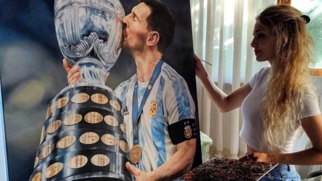 La artista Agostina Mauro le da forma final a la imagen de Leo levantando la Copa.