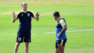 Mano a mano. Leandro Somoza y Emiliano Vecchio, quien volvería a ser tenido en cuenta ante Lanús.