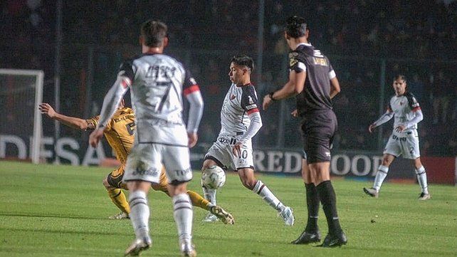 El partido entre Colón y Mitre podría reanudarse este martes desde las 11. El partido entre Colón y Mitre podría reanudarse este martes desde las 11.