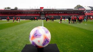 La pelota esperó para rodar el 20 de septiembre en el Coloso, pero el duelo entre leprosos y canallas fue suspendido a último momento.