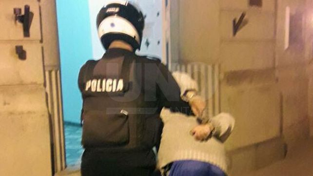 Detuvieron a un delincuente en el patio de una casa de barrio San Lorenzo