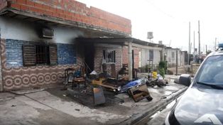 Los Monos: luego del crimen de la hermana del Viejo Cantero, la casa de los acusados fue prendida fuego.