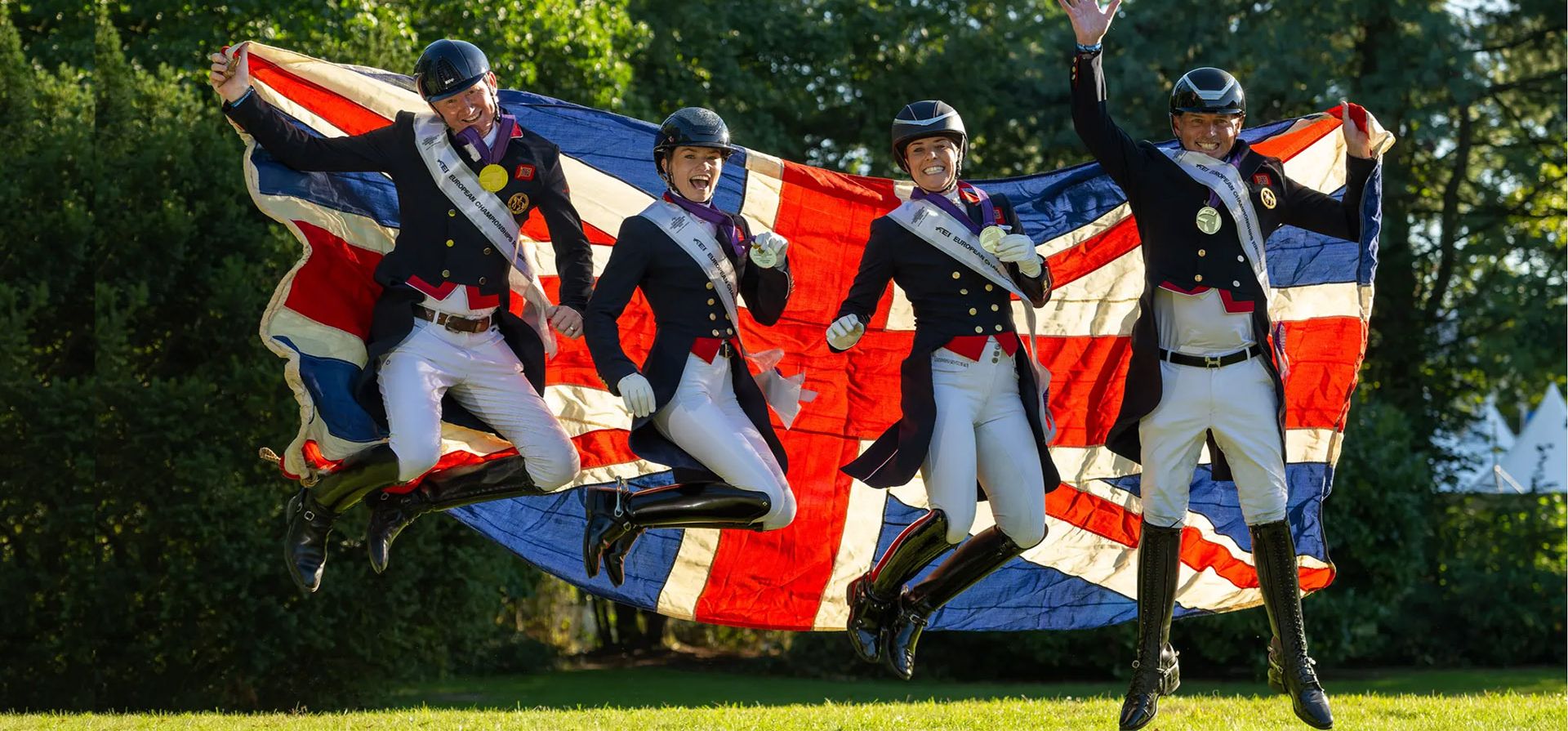 Riesenbeck, Alemania. Medallistas de oro por equipos Gran Bretaña (de izquierda a derecha) Gareth Hughes, Lottie Fry, Charlotte Dujardin y Carl Hester en el Campeonato Europeo de Doma Clásica FEI. Fotografía: Jon Stroud/Shutterstock Riesenbeck, Alemania. Medallistas de oro por equipos Gran Bretaña (de izquierda a derecha) Gareth Hughes, Lottie Fry, Charlotte Dujardin y Carl Hester en el Campeonato Europeo de Doma Clásica FEI. Fotografía: Jon Stroud/Shutterstock