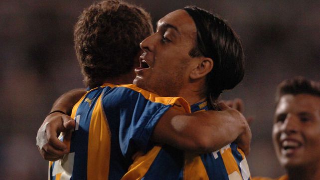 Recuerdo de juventud. Ruben se abraza con Rivarola. Detr&aacute;s aparece Vecchio.