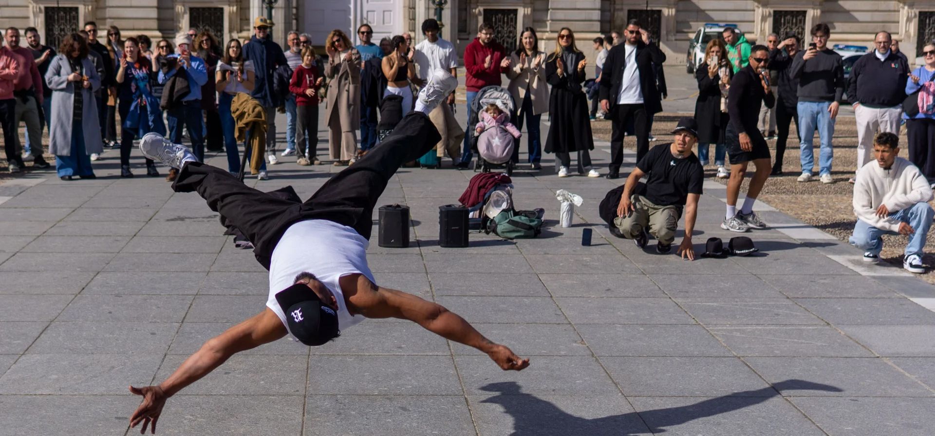 Un artista callejero baila en la Plaza de Oriente, Madrid, España. Fotografía: David Canales/SOPA Images/REX/Shutterstock Un artista callejero baila en la Plaza de Oriente, Madrid, España. Fotografía: David Canales/SOPA Images/REX/Shutterstock