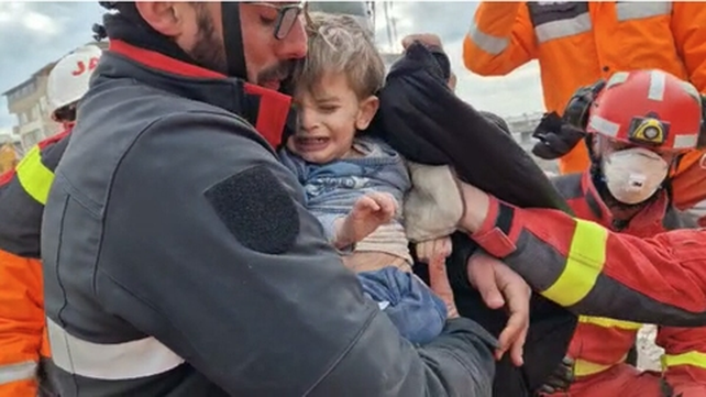 Los rescatistas españoles sacan a los hermanitos en la ciudad turca de Nurdagi. También salvaron a la madre.&nbsp;