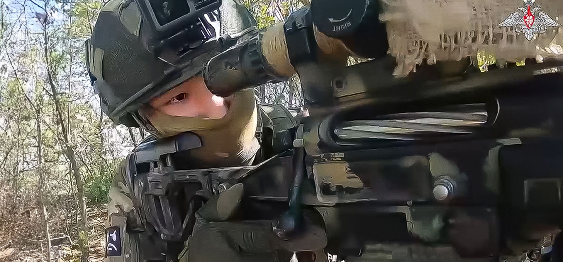 Imagen extraída de un vídeo publicado por el Ministerio de Defensa de Rusia el miércoles 25 de septiembre de 2024, un francotirador ruso dispara contra las fuerzas ucranianas desde un lugar no revelado. (Servicio de prensa del Ministerio de Defensa de Rusia vía AP) Imagen extraída de un vídeo publicado por el Ministerio de Defensa de Rusia el miércoles 25 de septiembre de 2024, un francotirador ruso dispara contra las fuerzas ucranianas desde un lugar no revelado. (Servicio de prensa del Ministerio de Defensa de Rusia vía AP)