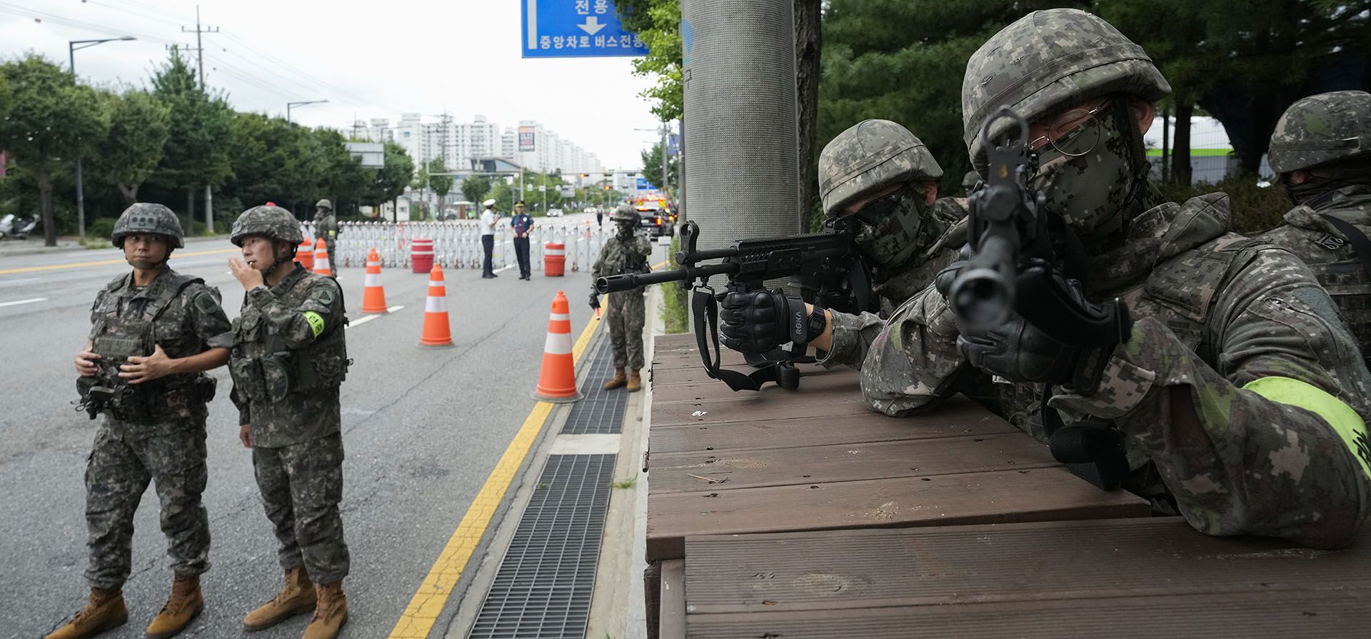 Soldados del ejército de Corea del Sur apuntan con sus ametralladoras mientras controlan el tráfico durante un ejercicio de defensa civil como parte del ejercicio militar Escudo de la Libertad Ulchi entre Estados Unidos y Corea del Sur en Seúl, Corea del Sur, el jueves 22 de agosto de 2024. (Foto AP/Ahn Young-joon) Soldados del ejército de Corea del Sur apuntan con sus ametralladoras mientras controlan el tráfico durante un ejercicio de defensa civil como parte del ejercicio militar Escudo de la Libertad Ulchi entre Estados Unidos y Corea del Sur en Seúl, Corea del Sur, el jueves 22 de agosto de 2024. (Foto AP/Ahn Young-joon)