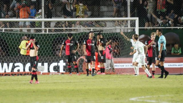 El último enfrentamiento entre Newell's y Banfield fue goleada 3-0 del Taladro.