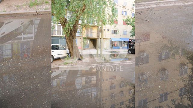 Barrio El Pozo: desbordaron las cloacas frente a la escuela y el jardín