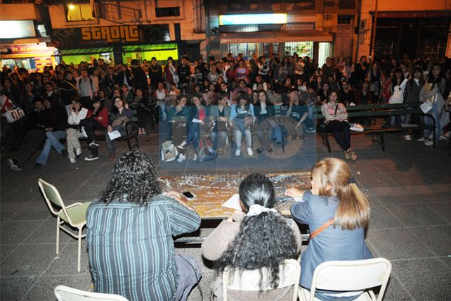 Alumnos de Brown hicieron una clase pública para pedir un edificio en condiciones