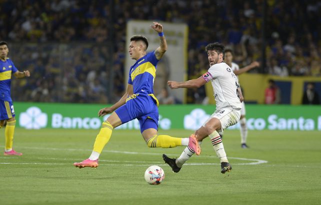 Pablo Pérez&nbsp;disputa la pelota con Vázquez. Newell’s metió mucho para contrarrestar el fútbol de Boca.