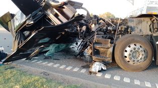 Dos camiones chocaron este sábado en la autopista Rosario-Santa Fe, a la altura de la localidad de Timbúes.&nbsp;