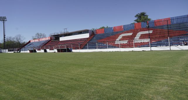 Una pinturita. Todo el estadio fue pintado con los colores azul y rojo que identifican al Charrúa. El Gabino Sosa ascendió de categoría y ahora se espera que el equipo también.
