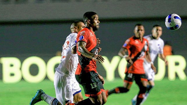 Nacional que contó con la presencia de Luis Suárez fue goleado por Atlético Goianiense y quedó eliminado de la Copa Sudamericana.
