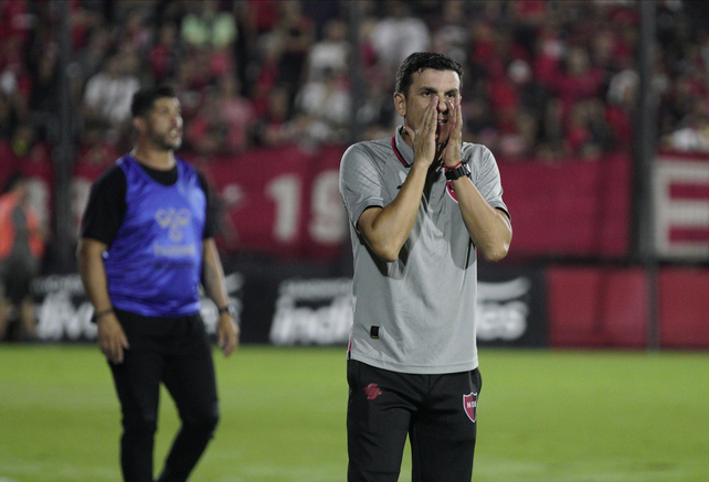 Mauricio Larriera busca un nuevo triunfo como DT de Newells este sábado ante Boca.