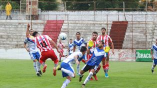 Regional Amateur: Atlético Paraná goleó a Sportivo Urquiza