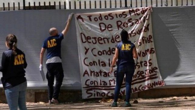 El cartel amenazante contra los periodistas de Rosario apareció colgado en la reja de Telefe Rosario.&nbsp;