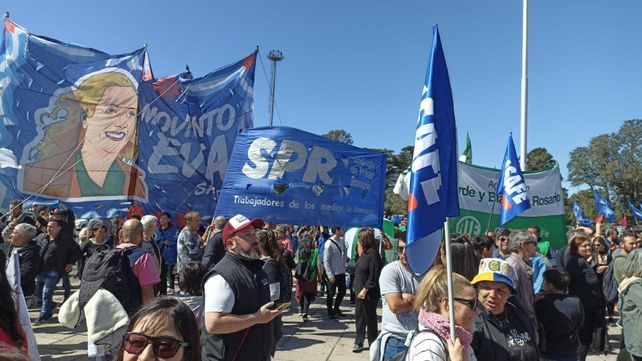 Masiva marcha en defensa de la democracia y en repudio al atentado a Cristina.