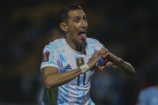 Festejo. Di María celebra la notable conquista en el estadio de Peñarol.