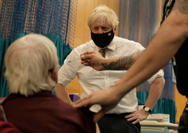Boris Johnson observa la aplicación de terceras dosis de refuerzo en un vacunatorio en Londres.&nbsp;