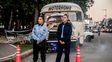 Simulacro. Actrices vestidas como inspectoras de Tránsito invitaron a automovilistas a asistir a las funciones.
