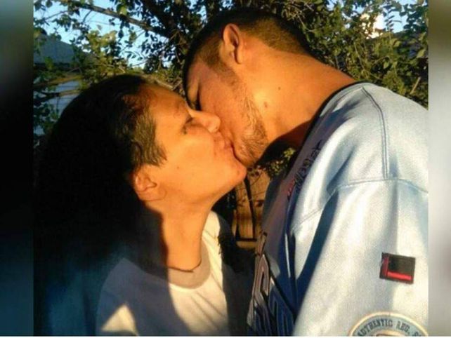 Madre e hijo son novios y van a la cárcel por su relación