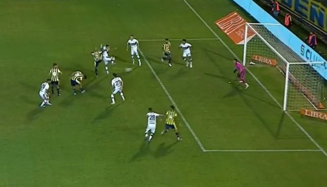 La sentencia. Veliz impactó en el punto penal y rubricó la victoria de Central sobre Gimnasia.