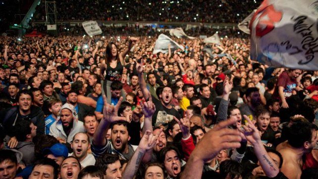 Comenzaron los trabajos para proteger el campo de juego de Colón durante el recital de La Renga