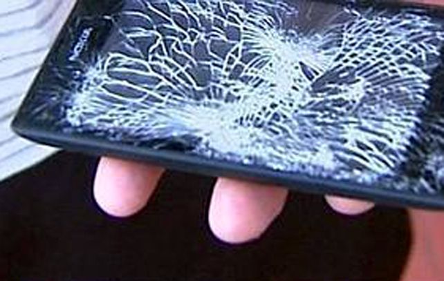 Así quedó el Nokia que recibió el balazo que iba dirigido al policía paulista.