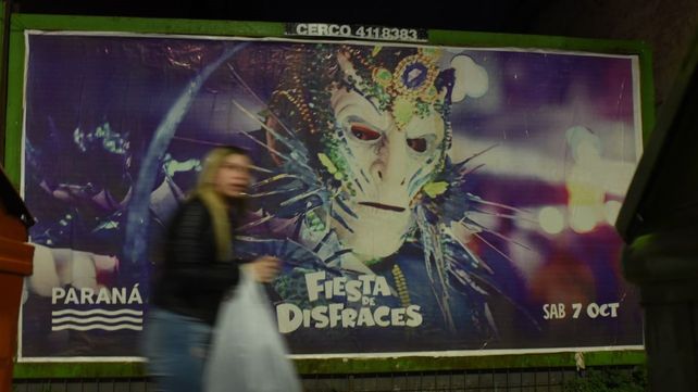Corrientes al 1300. La Fiesta de Disfraces ya se promociona en Rosario con grandes carteles.