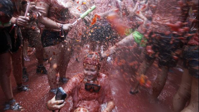 Tomatina, la batalla roja celebra su fiesta anual con un mensaje contra la homofobia