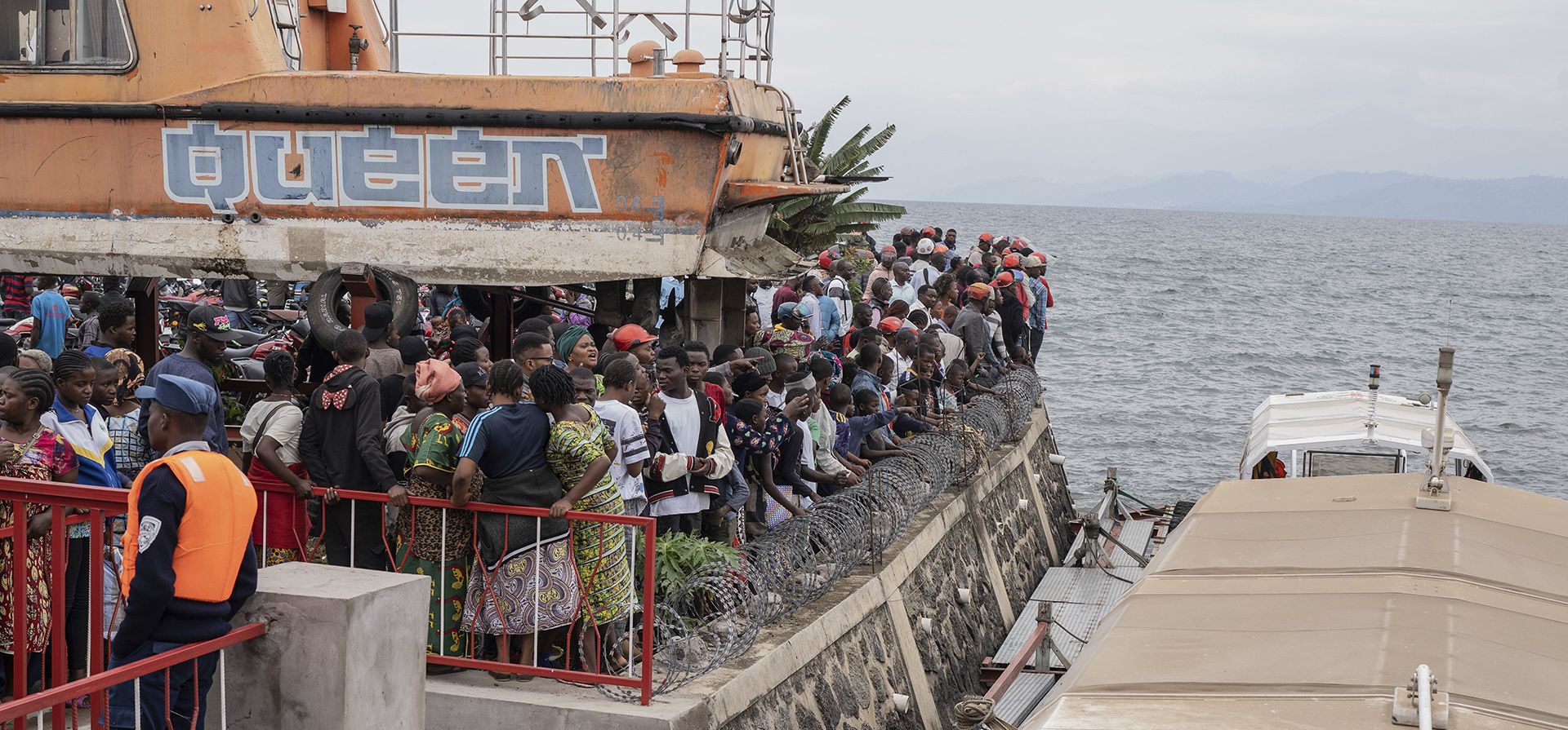 La gente se reúne en el puerto de Goma, República Democrática del Congo, después de que un ferry que transportaba a cientos de personas volcara al llegar el jueves 3 de octubre de 2024. (Foto AP/Moses Sawasawa)