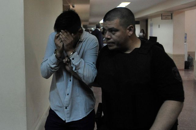 Uno de los acusados por el crimen de Jonatan Herrera en 2015 oculta su rostro.