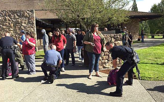 Policías revisan mochilas y bolsos en el colegio universitario de Roseburg.