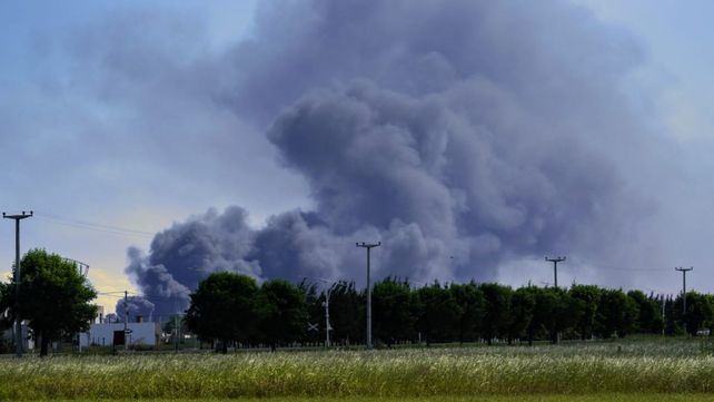 Densa columna de humo negro. Así ardía la fábrica ubicada en la A012.