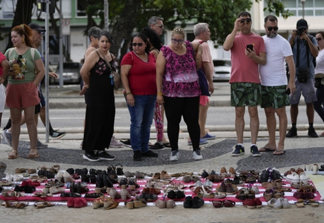 Una instalación hecha con pares de zapatos
