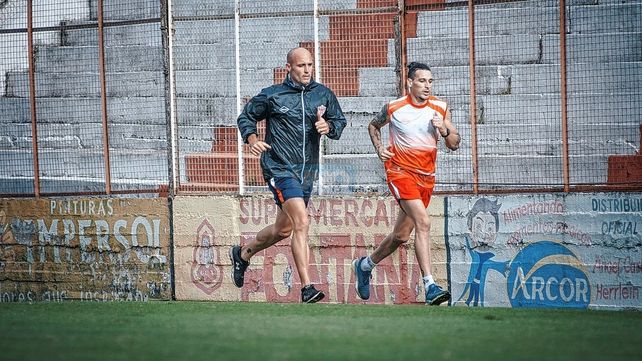 Leonardo Acosta (a la derecha) trotando junto a Iván Furios.