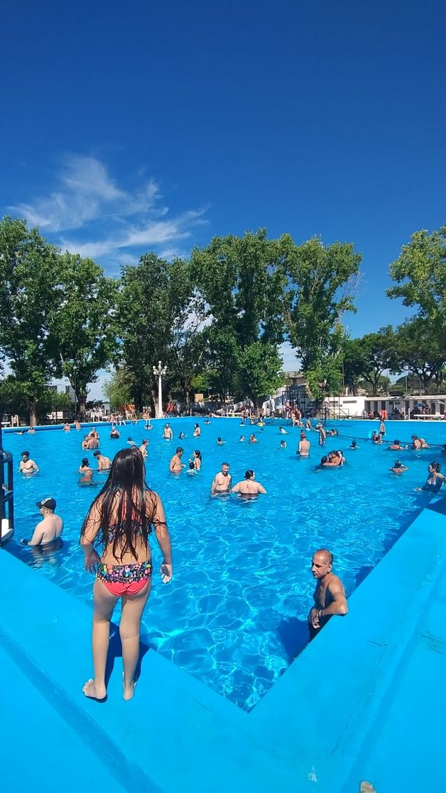 Un chapuzón a la ola de calor. Las piletas del Parque Alem el primer mes del año