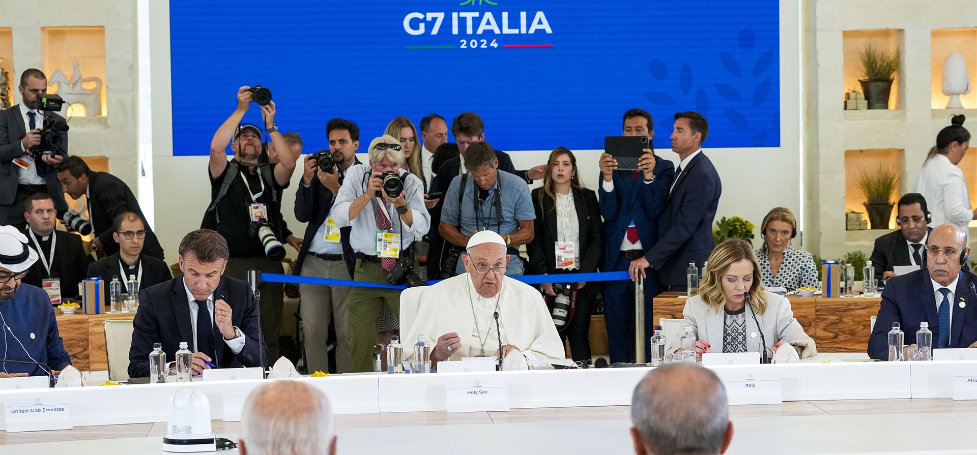 El Papa Francisco, en el centro, se dirige a los líderes mundiales durante una sesión de trabajo sobre IA, energía, África y Medio Oriente en la cumbre del G7, en Borgo Egnazia, cerca de Bari, en el sur de Italia, el viernes 14 de junio de 2024. (Foto AP/Andrew Medichini) El Papa Francisco, en el centro, se dirige a los líderes mundiales durante una sesión de trabajo sobre IA, energía, África y Medio Oriente en la cumbre del G7, en Borgo Egnazia, cerca de Bari, en el sur de Italia, el viernes 14 de junio de 2024. (Foto AP/Andrew Medichini)