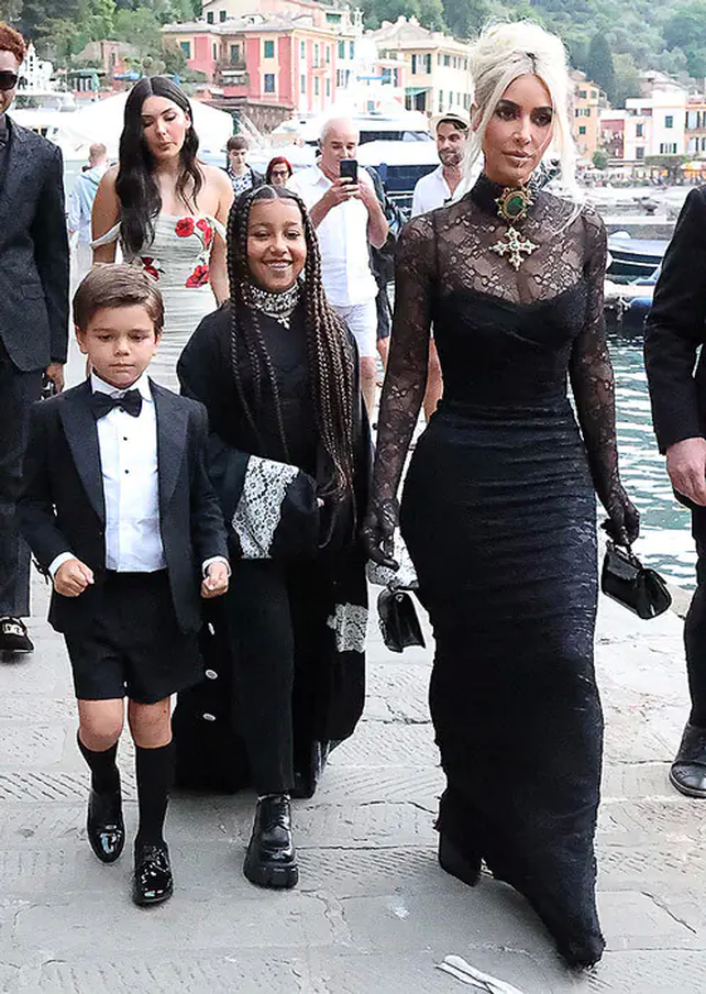 Kourtney Kardashian y Travis Barker se casaron en una lujosa mansión de Dolce & Gabbana