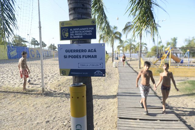 Las playas de Rosario Central cuentan con lugares para fumadores.