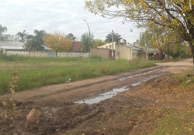En barrio Los Ángeles aseguran que las calles se inundan por conexiones clandestinas